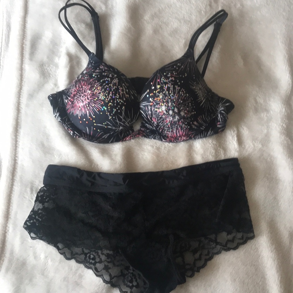 NWOT VICTORIA SECRET BRA AND PANTY SET 32B